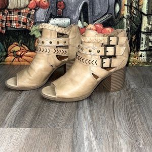 Sugar riverdale woman’s ankle boots size 7